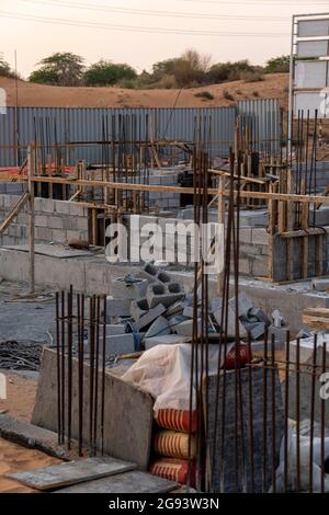 Costruzione di una nuova casa residenziale, cemento, rimbar e lavori di forma negli Emirati Arabi Uniti. Foto Stock