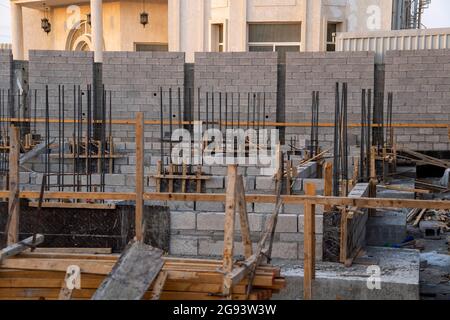 Costruzione di una nuova casa residenziale, cemento, rimbar e lavori di forma negli Emirati Arabi Uniti. Foto Stock