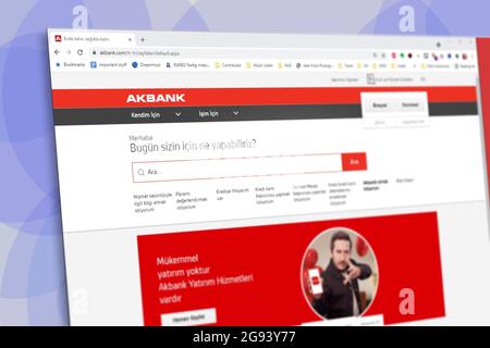 Istanbul, Turchia - Luglio 2021: Editoriale illustrativo della home page del sito turco Akbank. Logo Akbank visibile con contenuti sfocati e sfocati Foto Stock