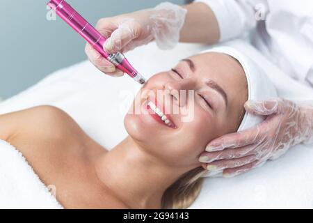 Donna con trattamento viso in salone di bellezza, closeup. Terapia ossi derma Foto Stock