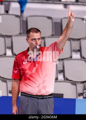 Tokyo, Giappone. 24 luglio 2021. TOKYO, GIAPPONE - LUGLIO 24: Arbitro Michiel Zwart (NED) durante il torneo olimpico di Waterpolo di Tokyo 2020 incontro femminile tra Cina e ROC al Tatsumi Waterpolo Center il 24 luglio 2021 a Tokyo, Giappone (Foto di Marcel ter Bals/Orange Pictures) Credit: Orange Pics BV/Alamy Live News Foto Stock