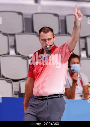 Tokyo, Giappone. 24 luglio 2021. TOKYO, GIAPPONE - LUGLIO 24: Arbitro Michiel Zwart (NED) durante il torneo olimpico di Waterpolo di Tokyo 2020 incontro femminile tra Cina e ROC al Tatsumi Waterpolo Center il 24 luglio 2021 a Tokyo, Giappone (Foto di Marcel ter Bals/Orange Pictures) Credit: Orange Pics BV/Alamy Live News Foto Stock