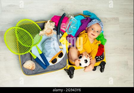 La bambina si stese nella suite pronta per il viaggio Foto Stock