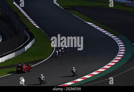 Shizuoka, Giappone. 24 luglio 2021. I ciclisti gareggiano durante la corsa ciclistica maschile di Tokyo 2020 a Shizuoka, Giappone, 24 luglio 2021. Credit: He Changshan/Xinhua/Alamy Live News Foto Stock