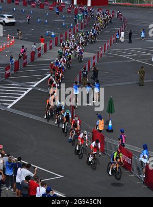 Shizuoka, Giappone. 24 luglio 2021. I ciclisti gareggiano durante la corsa ciclistica maschile di Tokyo 2020 a Shizuoka, Giappone, 24 luglio 2021. Credit: He Changshan/Xinhua/Alamy Live News Foto Stock