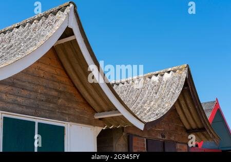 Vista panoramica di capanne con tetti curvi, Sutton-on-Sea, Lincolnshire, Regno Unito Foto Stock