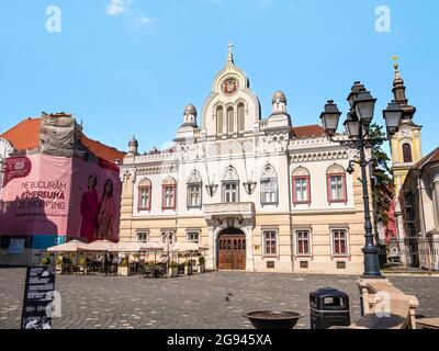 Timisoara, Romania - 06.19.2021: Chiesa ortodossa serba (Episcopia Ortodoxă Sârbă de Timișoara) situata in Piazza dell'Unione, Timisoara. Foto Stock