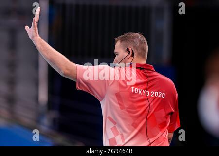 Tokyo, Giappone. 24 luglio 2021. TOKYO, GIAPPONE - LUGLIO 24: Arbitro Michiel Zwart (NED) durante il torneo olimpico di Waterpolo di Tokyo 2020 incontro femminile tra Cina e ROC al Tatsumi Waterpolo Center il 24 luglio 2021 a Tokyo, Giappone (Foto di Marcel ter Bals/Orange Pictures) Credit: Orange Pics BV/Alamy Live News Foto Stock