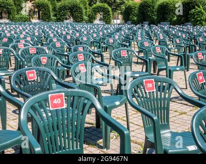 File di sedie verdi vuote con numeri in Roses Park, Timisoara. Sedie per concerti all'aperto, festival e altri eventi. Foto Stock