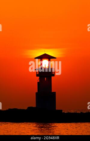 Cielo colorato al tramonto behide faro Foto Stock
