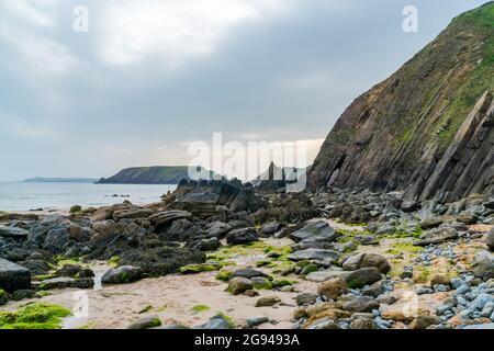 Marloes Sands Beach con formazioni rocciose, Galles Foto Stock