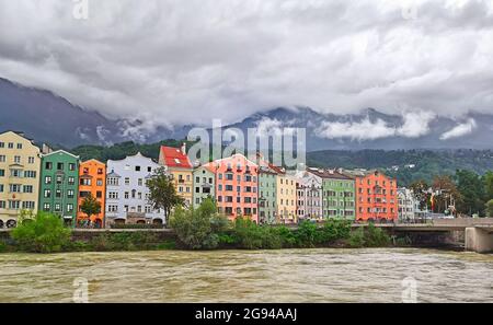 Edifici colorati nella piccola città di Innsbruck attraverso il fiume Inn, Austria Foto Stock