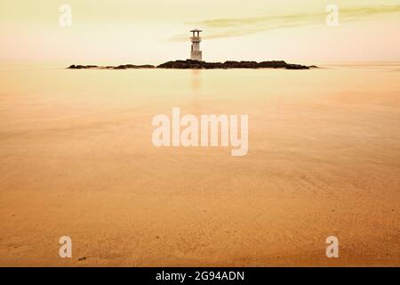 Cielo colorato dopo il tramonto behide faro Foto Stock