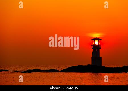 Cielo colorato al tramonto behide faro Foto Stock