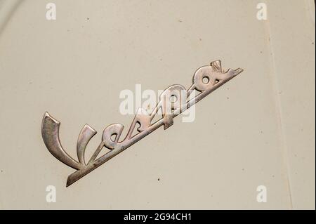 terni ,italia LUGLIO 02 2021 :logo su cornice vespa 50 speciale Foto Stock