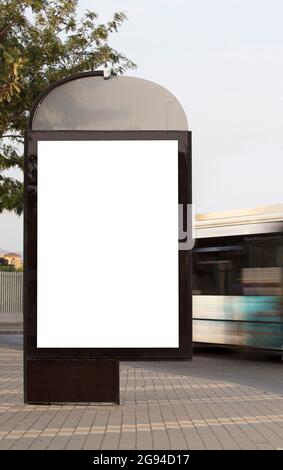 Cartelloni vuoti verticali sulla strada della città con autobus Foto Stock