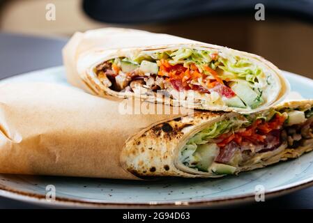 Shawarma tradizionale turca in lavasch con pollo e agnello Foto Stock