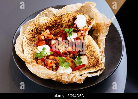 Shawarma tradizionale turca in lavasch con pollo e agnello Foto Stock