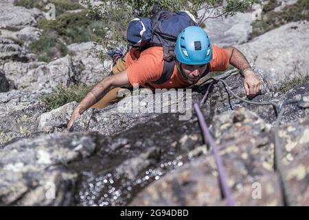 ragazzo arrampicata multipich su roccia di granito nei pirenei Foto Stock