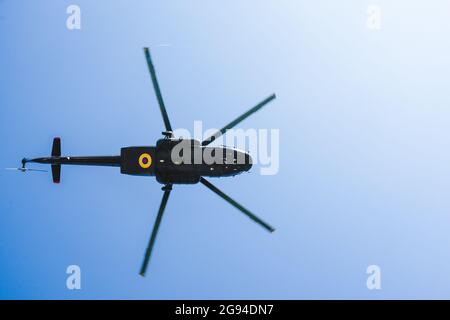 volo militare in elicottero visto dal basso Foto Stock