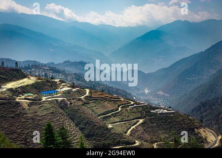 valle di montagna con la strada curvy di montagna e cielo blu luminoso al mattino forma piatta angolo immagine è presa a bombdilla arunachal pradesh india. Foto Stock