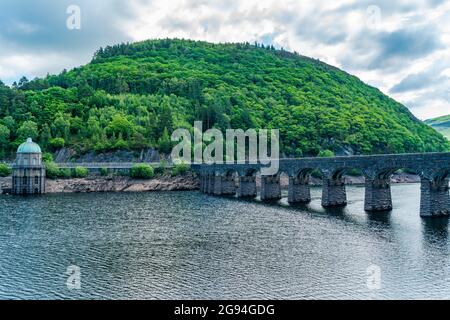 Diga e bacino idrico di Garreg DDU, Elan Valley a Powys, Galles Foto Stock