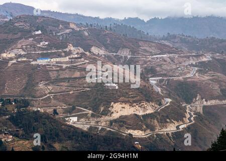 strade di montagna curvy dalla cima della collina al giorno dall'angolo superiore immagine è presa a bomdilla arunachal pradesh india. Foto Stock