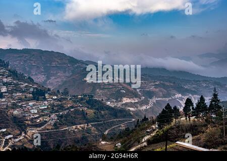 strade di montagna curvy dalla cima della collina al giorno dall'angolo superiore immagine è presa a bomdilla arunachal pradesh india. Foto Stock