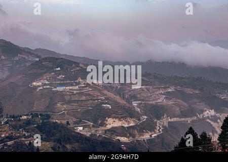 strade di montagna curvy dalla cima della collina al giorno dall'angolo superiore immagine è presa a bomdilla arunachal pradesh india. Foto Stock