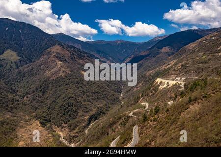 valle di montagna con strada curvy e cielo blu luminoso in giornata di sole dall'immagine superiore è presa a baisakhi arunachal pradesh india. Foto Stock