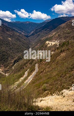 valle di montagna con strada curvy e cielo blu luminoso in giornata di sole dall'immagine superiore è presa a baisakhi arunachal pradesh india. Foto Stock