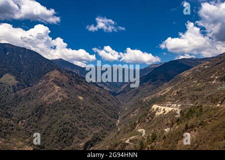 valle di montagna con strada curvy e cielo blu luminoso in giornata di sole dall'immagine superiore è presa a baisakhi arunachal pradesh india. Foto Stock