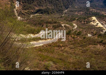 strade di montagna curvy dalla cima della collina al giorno dall'angolo superiore immagine è presa a bomdilla arunachal pradesh india. Foto Stock