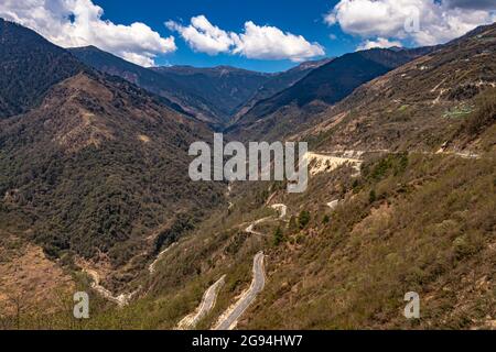 valle di montagna con strada curvy e cielo blu luminoso in giornata di sole dall'immagine superiore è presa a baisakhi arunachal pradesh india. Foto Stock