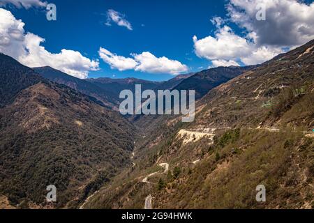 valle di montagna con strada curvy e cielo blu luminoso in giornata di sole dall'immagine superiore è presa a baisakhi arunachal pradesh india. Foto Stock