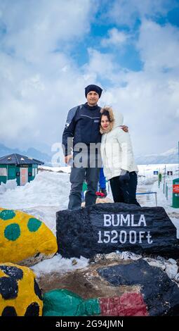 la giovane coppia isolata al passo bumla india cina confine pietra miliare immagine del bordo è presa al passo bumla arunachal pradesh india. Foto Stock