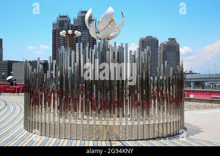 Tokyo, Giappone. 24 luglio 2021. Il torchbearer, che sarà illuminato alla cerimonia di apertura del nuovo stadio nazionale, è stato spostato e installato presso il 'Ponte di Ream' a Tokyo. 1° giorno delle Olimpiadi di Tokyo, il 24 luglio 2021 a Tokyo, Giappone. (Foto di Kazuki Oishi/Sipa USA) Credit: Sipa USA/Alamy Live News Foto Stock