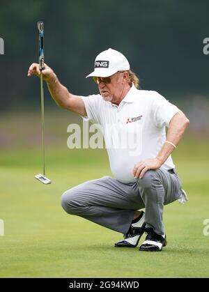 Miguel Angel Jimenez, spagnolo, allinea un putt il 5° giorno del Senior Open, a Sunningdale Old Course, Berkshire. Data immagine: Sabato 24 luglio 2021. Foto Stock