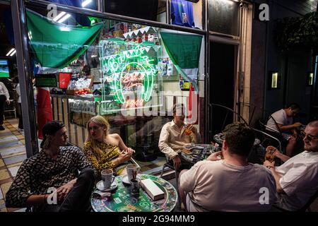 Regno Unito / Londra / persone che siedono al Bar Italia su Frith Street a Soho, Londra, 23 luglio 2021 . Foto Stock