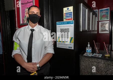 Guardia di sicurezza nel Royal Vauxhall Tavern gay club di Londra , Regno Unito . Foto Stock