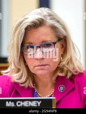 In questa foto dal 29 giugno 2021, il rappresentante degli Stati Uniti Liz Cheney (repubblicano del Wyoming) ascolta il panel durante un House Armed Services Committee che ha ascoltato "l'anno fiscale 2022 richiesta di bilancio di autorizzazione alla difesa nazionale per il Dipartimento della Army nel Rayburn House Office Building a Washington, CC. Il Rep. Cheney è membro del Comitato di selezione della Camera degli Stati Uniti durante l'attacco del 6 gennaio. La commissione si riunirà per la prima audizione intitolata "l'esperienza dell'applicazione della legge il 6 gennaio martedì 27 luglio 2021 Credit: Rod Lammey / CNP Foto Stock