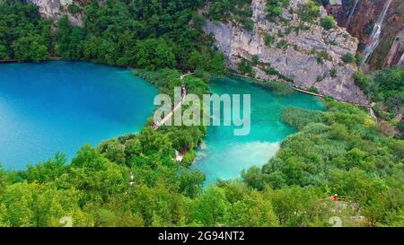 Il Parco Nazionale dei Laghi di Plivice in montagna Krast in Croazia. La vista aerea della passeggiata a bordo della cascata dei laghi di Plitvice, patrimonio dell'umanità dell'UNESCO. Destinazione di viaggio per i turisti. Foto Stock