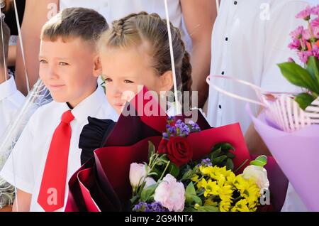 Kerch Russia - 1 settembre 2020 - i bambini vanno a scuola, prima campana, bambini in uniformi scolastiche, insegnanti e genitori sullo sfondo vicino al sc Foto Stock