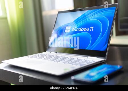 23 giugno 2021. Barnaul, Russia. Visualizzazione del nuovo logo Microsoft Windows 11 sullo schermo del computer Foto Stock