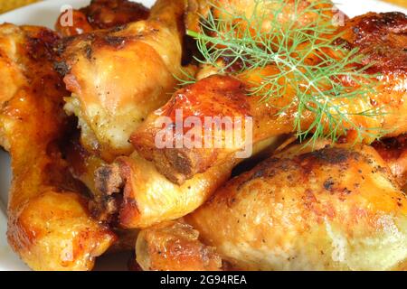 cosce di pollo fritte, fresche e croccanti, primo piano shot Foto Stock