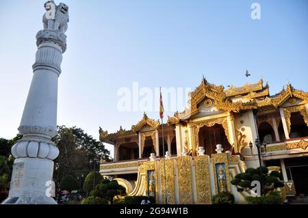 Antico edificio del Tempio della Pagoda Mahamuni Paya e luogo di pellegrinaggio per i birmani viaggiatori stranieri viaggio visitare RESPECT preghiera Maha Myat Muni G. Foto Stock