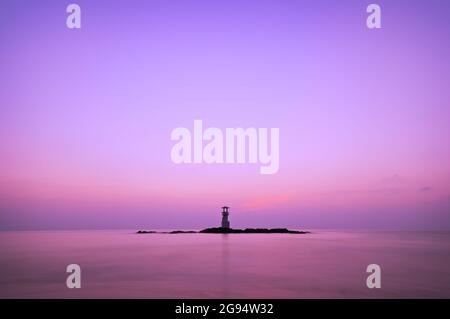 Cielo colorato dopo il tramonto behide faro Foto Stock