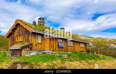 Incredibile Vavatn paesaggio vista panoramica cottage e montagne con neve durante l'estate in Norvegia Hemsedal. Foto Stock