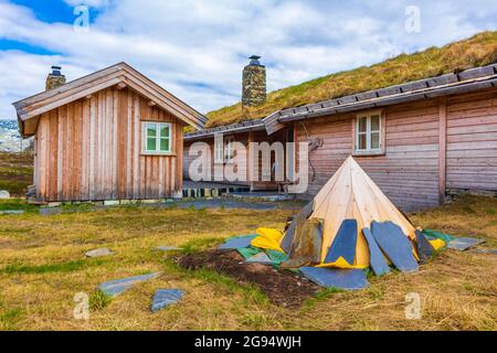 Incredibile Vavatn paesaggio vista panoramica cottage e montagne con neve durante l'estate in Norvegia Hemsedal. Foto Stock