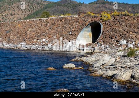 Eagle Lake Water sotto il grande culvert nella Gallatin Marina Breakwater che illustra le condizioni di siccità gravi in California. Foto Stock